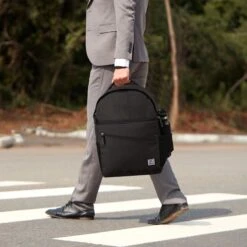 Brisby 4 Laags Geïsoleerde Koeltas Rugzak - 25 Liter - Met Handige Vakken Voor Bestek En Essentials - Waterafstotend Materiaal - Zwart -Buiten Kamperen Apparatuur 1200x1200 1391