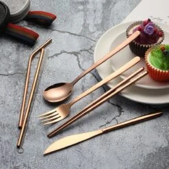 House Of Husk Reisbestek - Reis Bestekset - Chopsticks - Metalen Rietjes Met Borstel - Lepel - Vaatwasserbestendig - RVS - 7 Delig - Rose Goud -Buiten Kamperen Apparatuur 1200x1200 2271