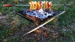 Firekorf + Grill + Spit : Opvouwbare Vuurkorf / Vuurschaal Met Rooster En Spit - Draagbare BBQ - Opbergtas - Kampeer Grill - Kookset 21 Firekorf + Grill + Spit : Opvouwbare Vuurkorf / Vuurschaal Met Rooster En Spit - Draagbare BBQ - Opbergtas - Kampeer Grill - Kookset -Buiten Kamperen Apparatuur 1200x685 1