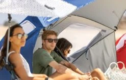 Sport-Brella - Premiere Strandtent - Windscherm - Tochtscherm - Tochtscherm - Stormparaplu - Zonnescherml - Blauw -Buiten Kamperen Apparatuur 1200x766