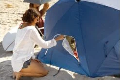 Sport-Brella - Premiere Strandtent - Windscherm - Tochtscherm - Tochtscherm - Stormparaplu - Zonnescherml - Blauw -Buiten Kamperen Apparatuur 1200x795 1