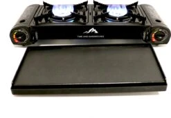 T&S - Draagbaar Dubbel Gasvuur Met Grillplaat En Transportkist - Camping Kooktoestel - Kookstel - Bakplaat - Gasfornuis - 2 Pits - Elektrische Ontsteking - Kookvuur - Kampeer Vuur -Buiten Kamperen Apparatuur 1200x830 2