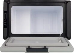 Campart Koelbox XXL CB-8695 – Koelen En Vriezen – LED Display Met Digitale Temperatuurweergave - Coolbox 230V En 12V - 35 Liter - Zwart 11 Campart Koelbox XXL CB-8695 – Koelen En Vriezen – LED Display Met Digitale Temperatuurweergave - Coolbox 230V En 12V - 35 Liter - Zwart -Buiten Kamperen Apparatuur 1200x866 7