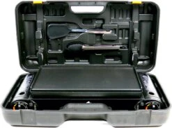 T&S - Draagbaar Dubbel Gasvuur Met Grillplaat En Transportkist - Camping Kooktoestel - Kookstel - Bakplaat - Gasfornuis - 2 Pits - Elektrische Ontsteking - Kookvuur - Kampeer Vuur -Buiten Kamperen Apparatuur 1200x894 5